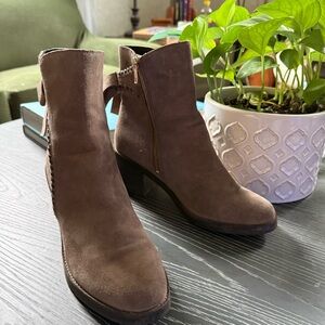 UGG Fraise Whipstitch Bow Taupe Suede Ankle Booties Block Heels Women’s Size 9